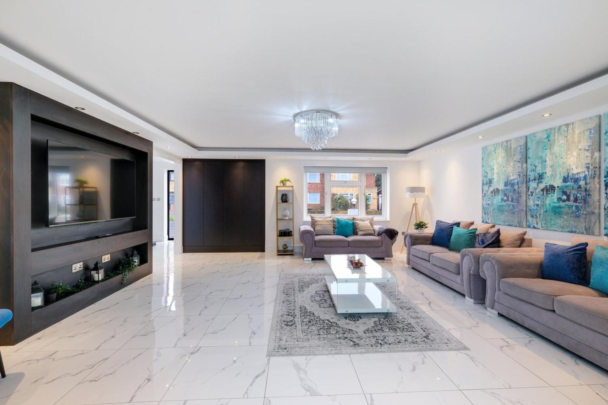 Stunning 5 Bedroom, 3 Bathroom In