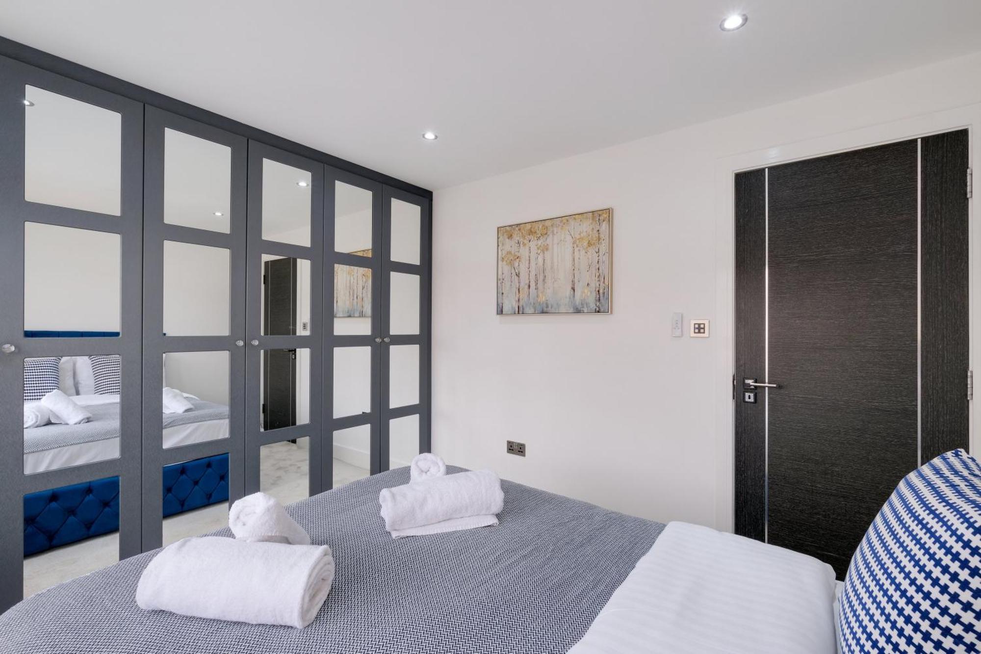Stunning 5 Bedroom, 3 Bathroom In Windsor