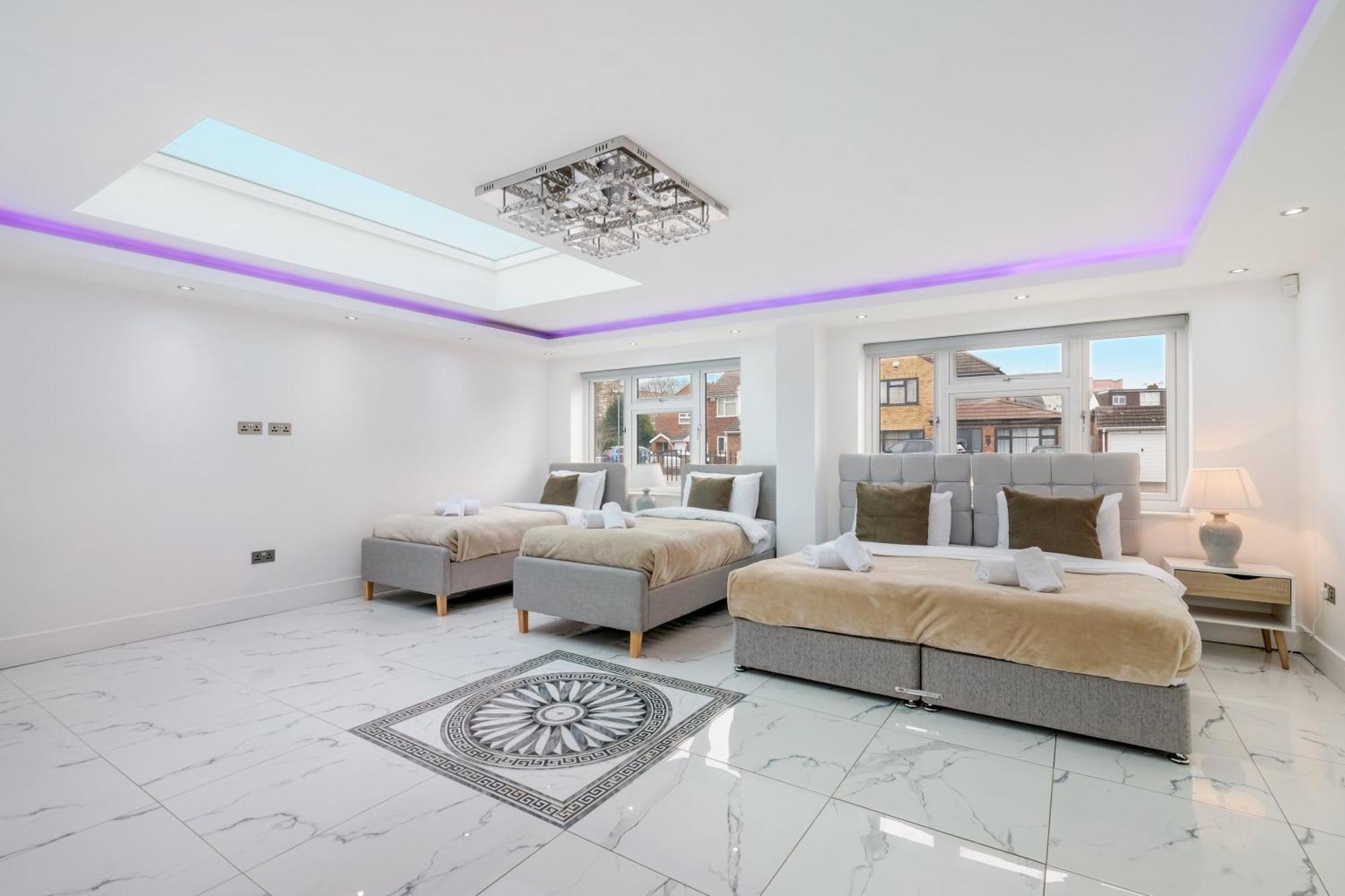 Stunning 5 Bedroom, 3 Bathroom In * Windsor