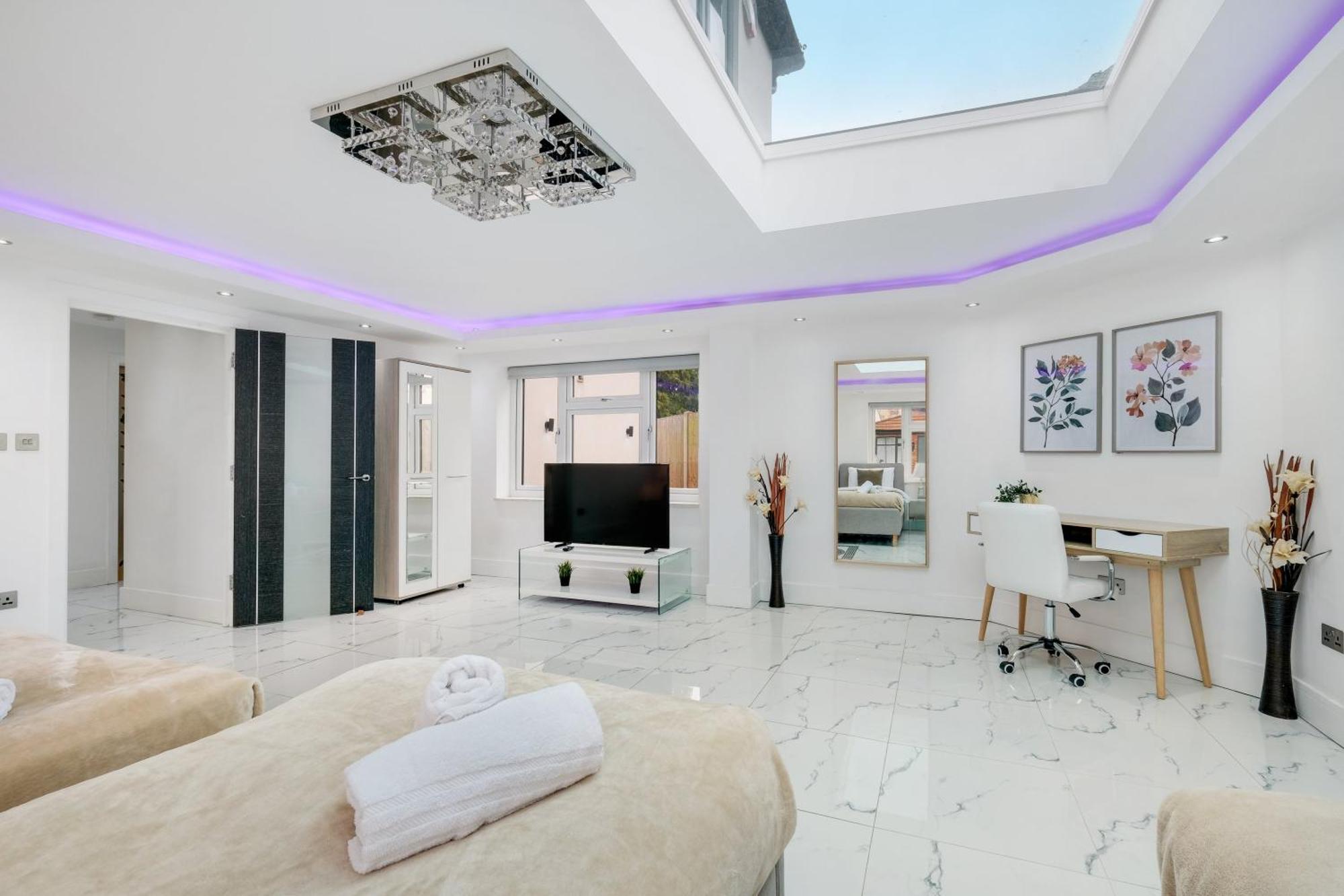 Stunning 5 Bedroom, 3 Bathroom In Holiday home Windsor