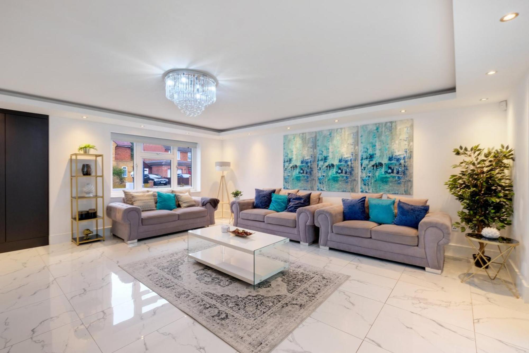 Stunning 5 Bedroom, 3 Bathroom In Holiday home