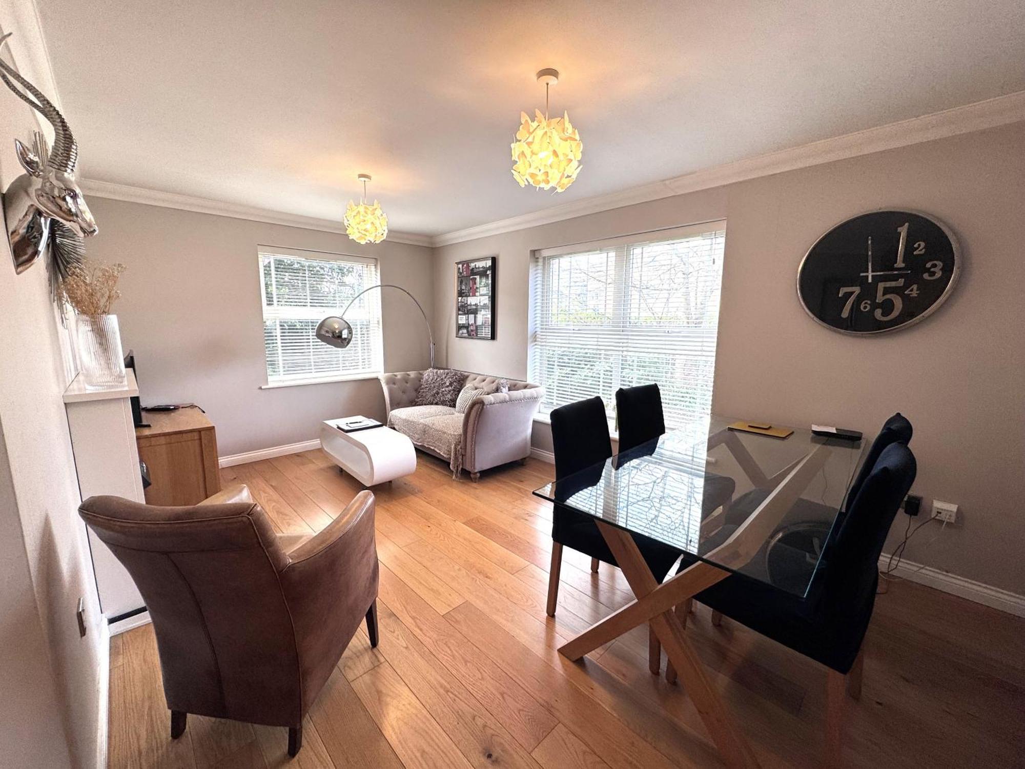 2 Bed 2 Bath Windsor Apartment & Parking 15Cc